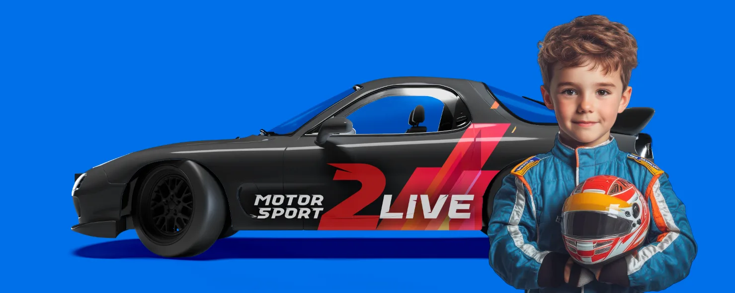 Niño piloto junto al coche de Motorsport 2 Live