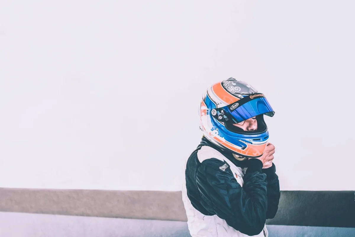 Sergio García B. con el casco puesto